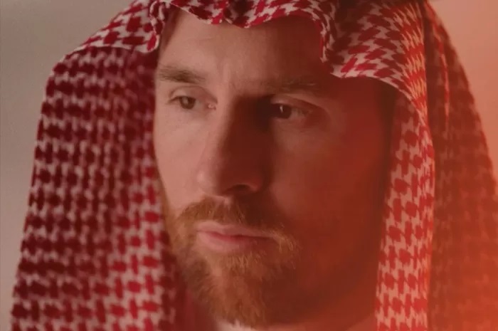 FESYEN RAMADHAN: Lionel Messi mengenakan Gulf sebagai salah satu bentuk promosi brand asal Saudi bernama Sayyar. (Sayyar)