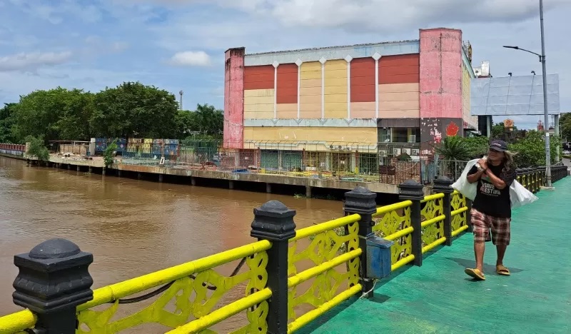 DITATA ULANG: Wahana bermain eks Mitra Plaza dibongkar. Foto diambil dari atas Jembatan Pangeran Antasari, Rabu (13/3) siang. (WAHYU RAMADHAN/RADAR BANJARMASIN)