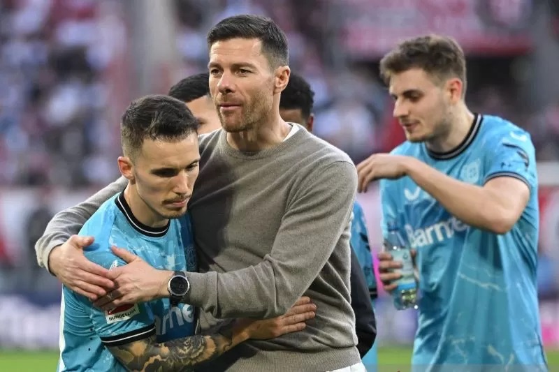 Bek Bayer Leverkusen asal Spanyol #20 Alejandro Grimaldo (kiri) bereaksi dengan pelatih kepala asal Spanyol Bayer Leverkusen Xabi Alonso. (AFP)