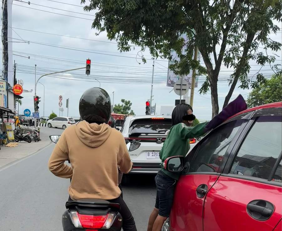 MERESAHKAN: Gepeng, anjal, hingga tukang lap kaca yang kerap meminta-minta di beberapa ruas jalan ternyata sudah sering diamankan Satpol PP, namun tidak jera hingga kembali lagi ke jalan.