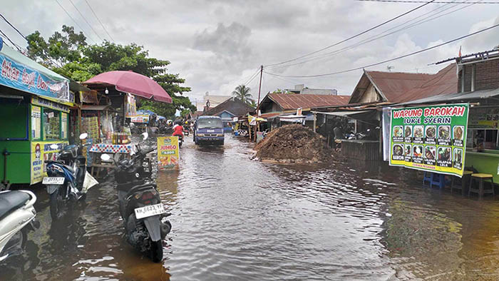 KIAN PARAH: Banjir yang merendam ruas utama Jalan Mendawai Palangka Raya, Rabu (13/3/2024). (DODI/RADAR SAMPIT)