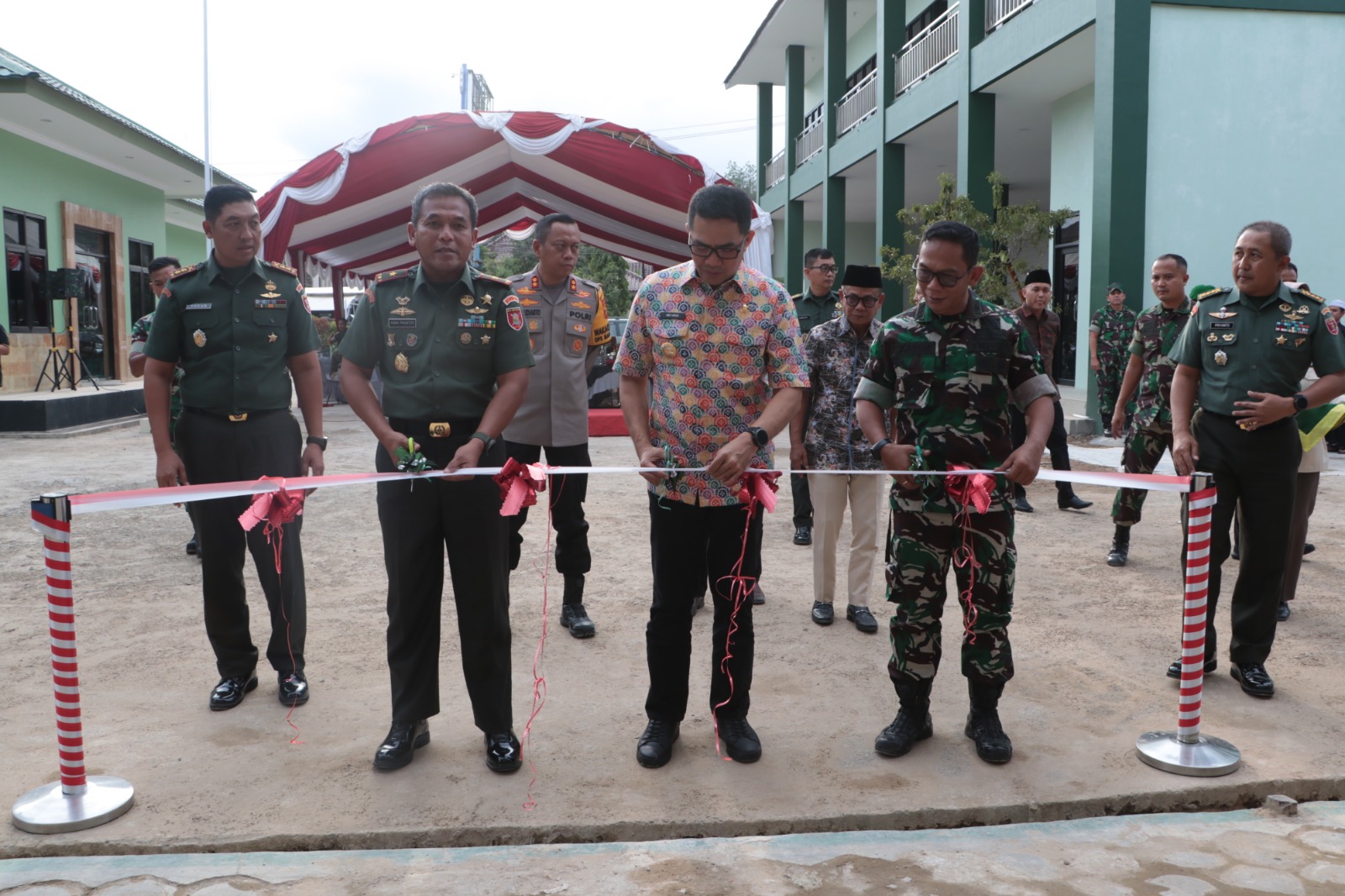 DUKUNG PENUH: Andi Harun menggunting pita meresmikan sejumlah infrastruktur yang dibangun dari APBD di Datasemen Peralatan (Denpal) VI/1 Samarinda di Jalan Awang Long, Kecamatan Samarinda Kota.