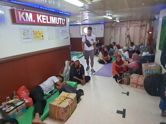 Penumpang di dalam kapal KM Kelimutu.