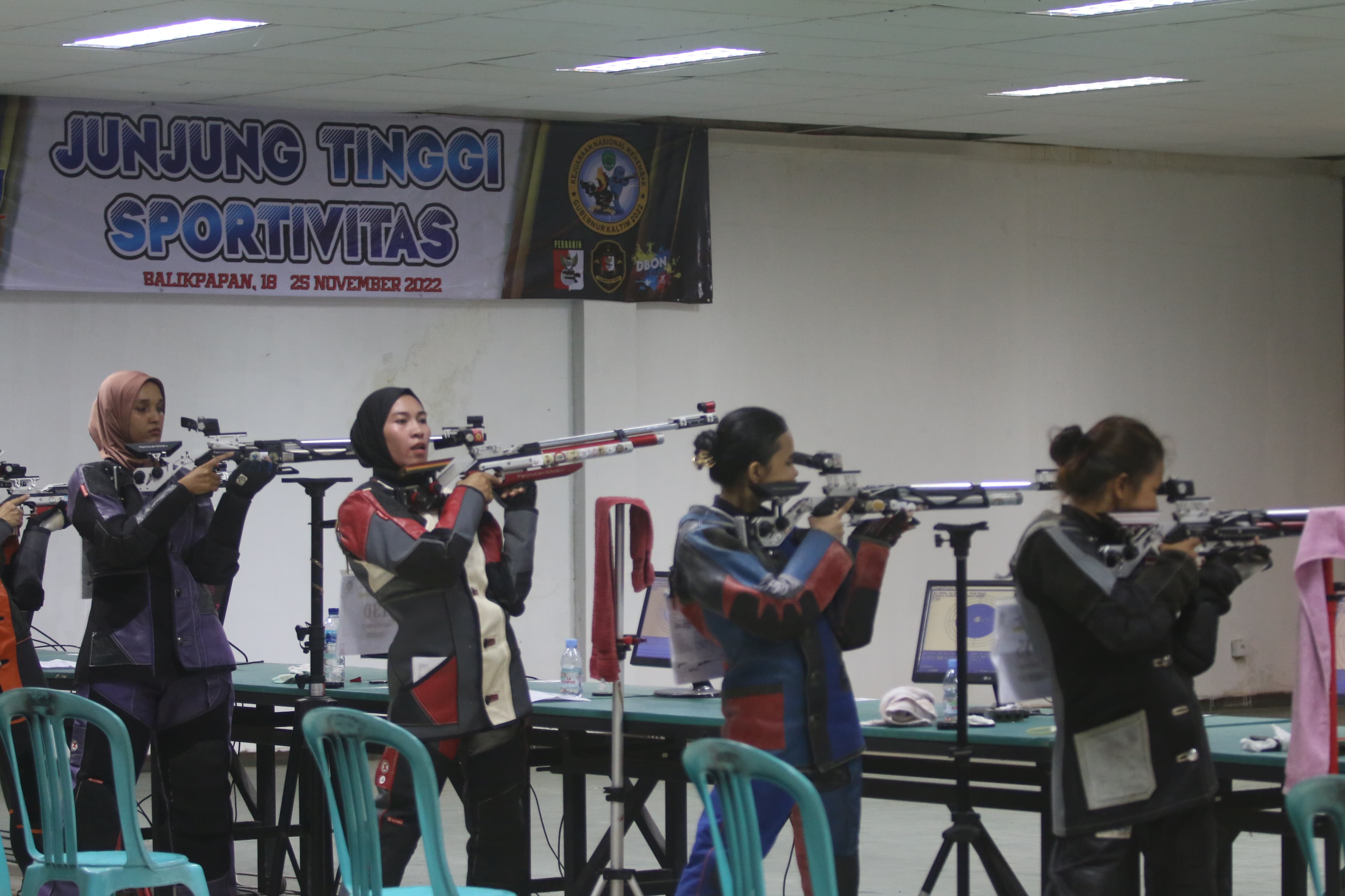 TETAP SERIUS TATAP PON: Atlet menembak Kaltim saat tampil di kejurnas di Balikpapan akhir tahun lalu.