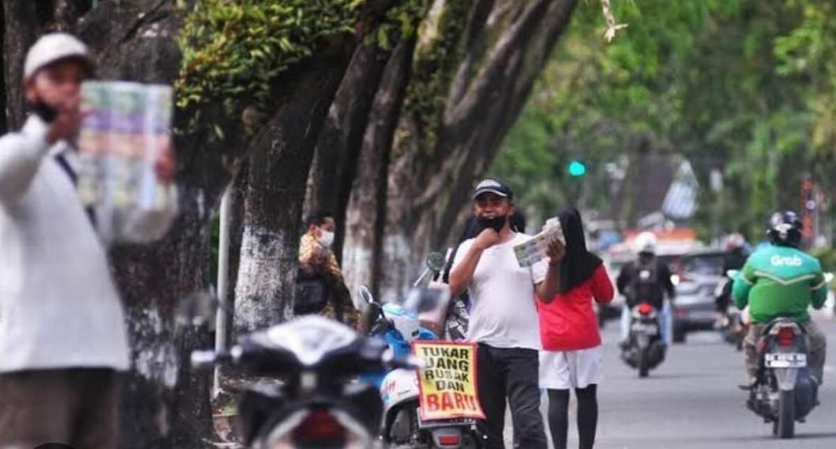 Ilustrasi. Membuka jasa penukaran uang baru kerap memanfaatkan trotoar, tidak lagi diperbolehkan mengingat bukan pada tempatnya dan membahayakan.