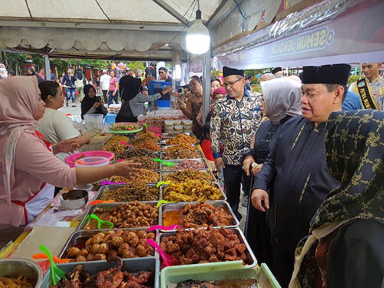 PEMBUKAAN: Bupati Kotim Halikinnor dan jajarannya usai pembukaan Pasar Ramadan, Taman Kota Sampit, Selasa (12/3/2024). (HENY/RADARSAMPIT)