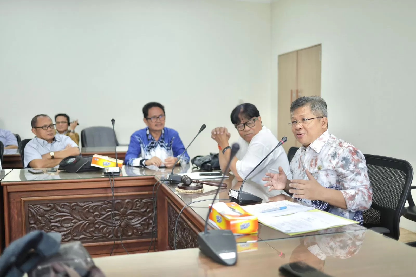 TERIMA KUNJUNGAN: Sekretaris DPRD Kalsel, Muhammad Jaini menerima kunjungan Banmus DPRD Jatim di Gedung B DPRD Kalsel, Jumat (15/3).