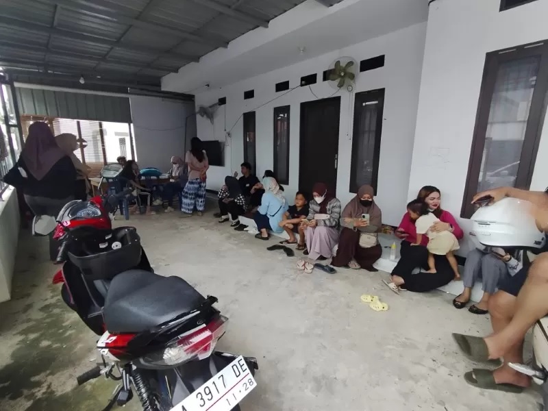 MERASA TERTIPU: Puluhan orang yang mengaku korban penipuan investasi bodong menyerbu rumah terduga pelaku, Sabtu (9/3). (FOTO: FADLAN ZAKIRI/RADAR BANJARMASIN)
