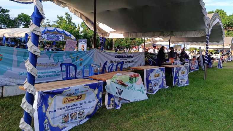 KOSONG: Sebagian lapak dagangan pasar wadai Ramadan di RTH Alun-Alun Ratu Zalecha Martapura tak ditempati, Kamis (14/3/2024). (Foto: Sheilla Farazela)