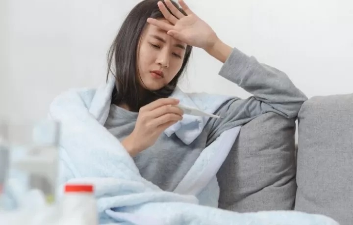 Ilustrasi suhu tubuh lebih hangat saat puasa./ Sumber foto: freepik/user1115205