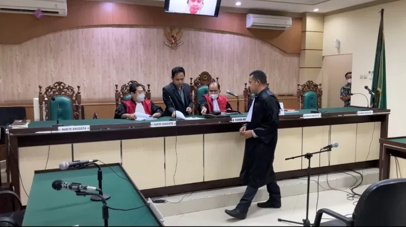 SAMPAIKAN TANGGAPAN: Jaksa KPK menyampaikan tanggapan dan kesimpulan di sidang lanjutan PK perkara dengan pemohon Mardani H Maming, di Pengadilan Tipikor Banjarmasin, Kamis (4/2). (Foto: Oscar Fraby/R