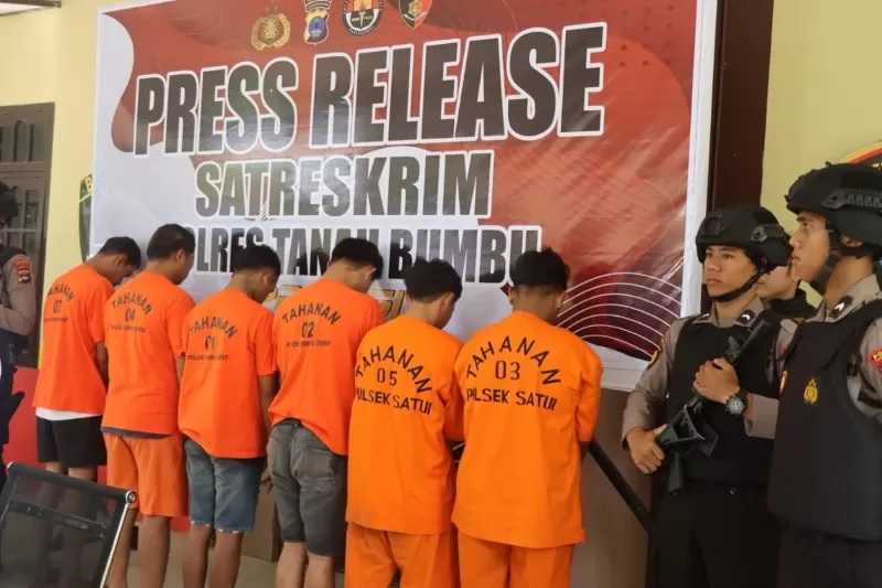 MENUNDUK: Pelaku pengroyokan hanya menundukkan kepala saat press release di pendopo Satreskrim, Kamis (14/3/2024). (FOTO: POLRES TANAH BUMBU UNTUK RADAR BANJARMASIN)