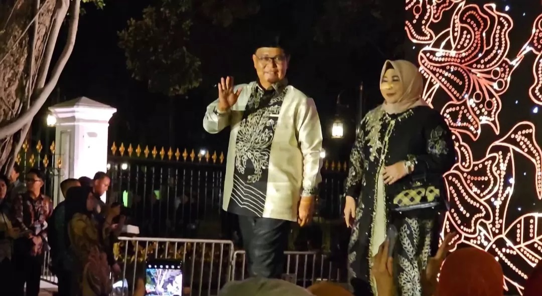 SASIRANGAN: Gubernur Kalsel H Sahbirin Noor beserta istri Hj. Raudatul Jannah ikut meramaikan pagelaran dan peragaan Istana Berbatik di Istana Kepresidenan Jakarta, Minggu (1/10). (Foto: Adpim Kalsel)