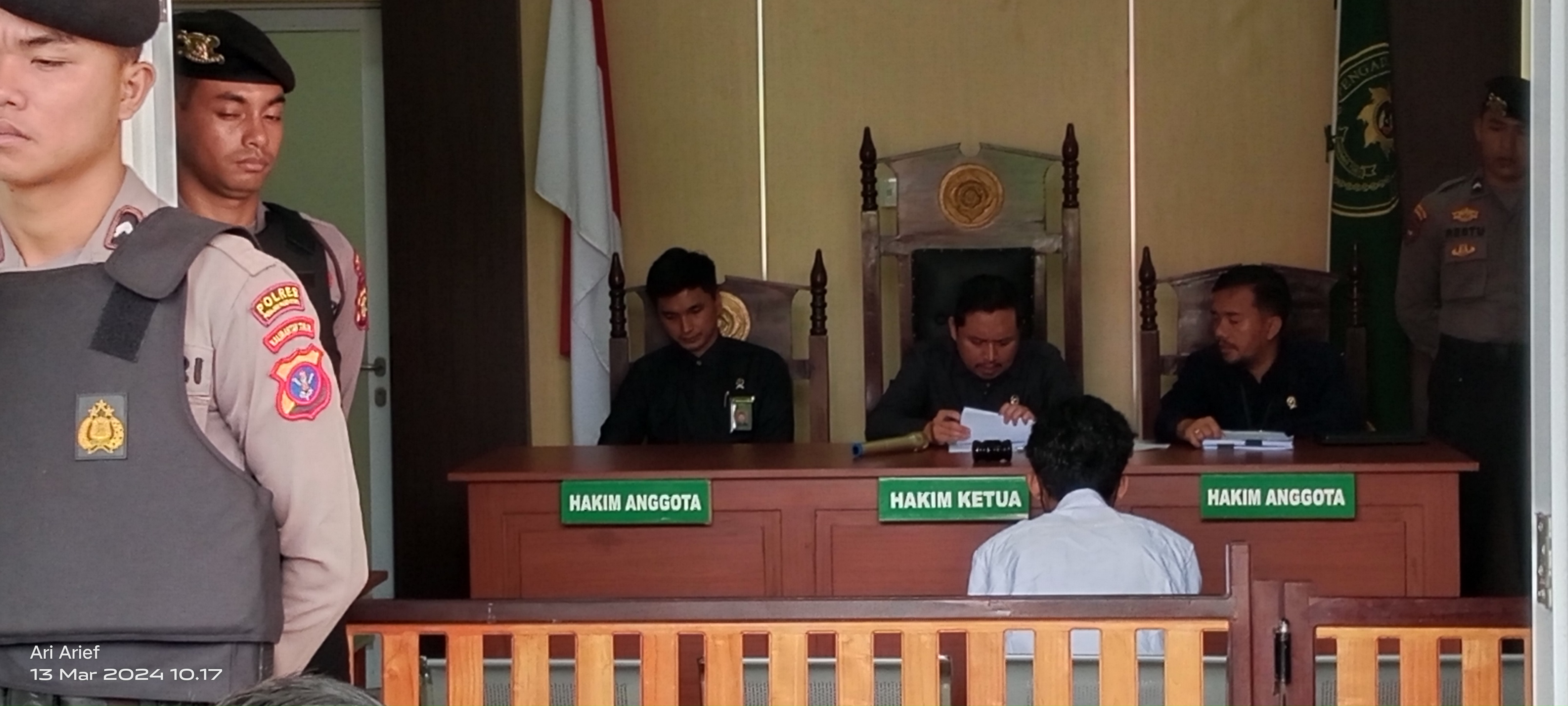 VONIS: Hakim Ketua Budi Susilo membacakan vonis 20 tahun kepada terdakwa J (duduk, baju putih) pada sidang putusan dalam kasus pidana pembunuhan lima orang tetangganya, Rabu, 13 Maret. (ari/kp)
