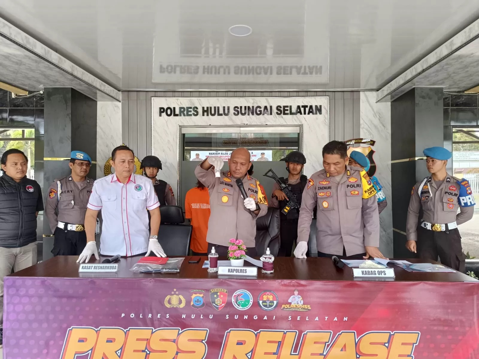 BARBUK:Kapolres HSS, AKBP Leo Martin Pasaribu didampingi Kabag Ops AKP Zaenuri menunjukkan barang bukti sabu yang diamankan dari pengedar saat jumpa pers di Mapolres HSS.(Foto:Salahudin/Radar Banjarm