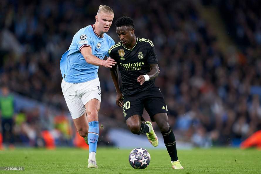 SENGIT LEBIH DINI: Erling Haaland dan Vinicius Junior saat duel di semifinal Liga Champions musim lalu. Keduanya bakal kembali bentrok lebih cepat musim ini.