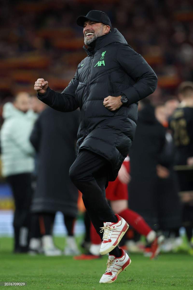 FAVORIT JUARA: Gestur Jurgen Klopp setelah membawa timnya lolos ke perempat final Liga Europa kemarin (15/3).