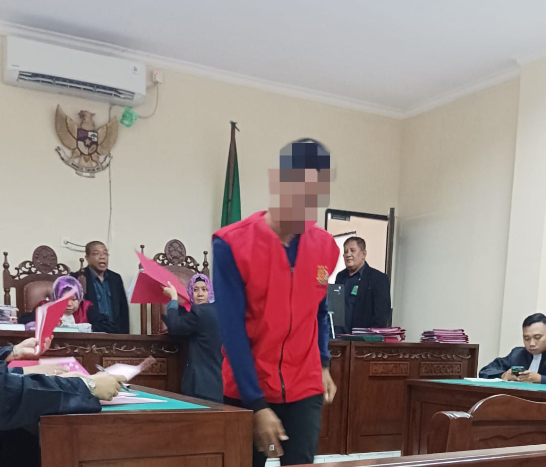 JANGAN DITIRU: Terdakwa kasus pencurian iPhone 14 Pro Max divonis 1 tahun 4 bulan penjara di PN Balikpapan. (SYAHRUL RAMADHAN/KP)
