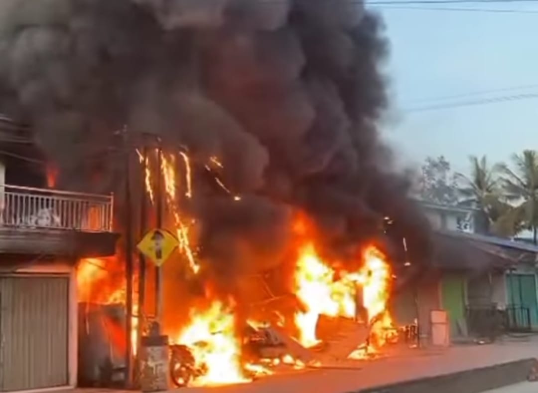 Kebakaran ruko di Samarinda yang mengakibatkan satu orang meninggal.