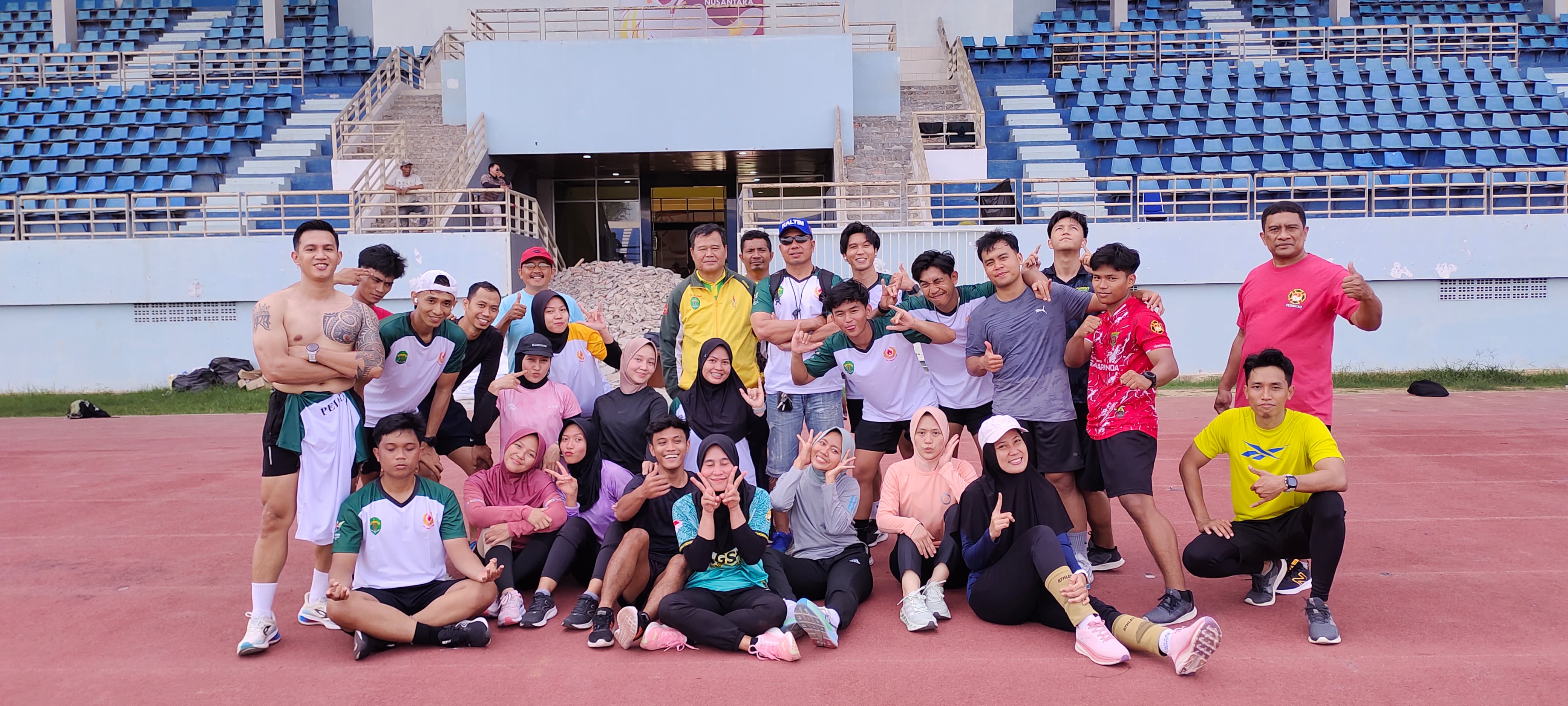 AGENDA RUTIN: Tim kempo Kaltim menjalani latihan di lintasan Stadion Madya, Kompleks Gelora Kadrie Oening. Peningkatan fisik, teknik, kecepatan, dan daya tahan menjadi prioritas.
