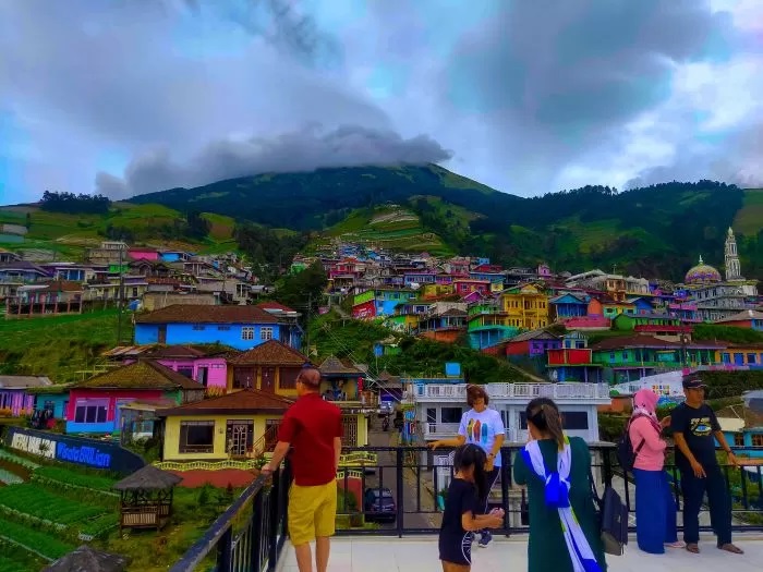 Pengunjung berswafoto dengan berlatar belakang Nepal Van Java. (JawaPos Radar Semarang)