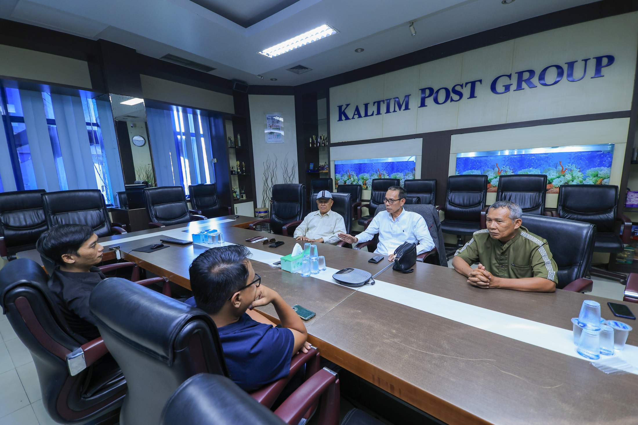 DEMI KALTIM: Mohammad Djailani (kemeja putih, berkacamata) berkunjung ke kantor Kaltim Post, Jumat (15/3). Majelis Rakyat Kalimantan Timur Berdaulat mendorong Nusantara dipimpin gubernur.
