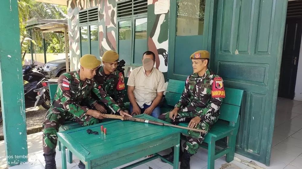 DISERAHKAN: Sepucuk senpi kembali diserahkan oleh masyarakat secara sukarela kepada Satgas Pamtas. FOTO: DOK SATGAS PAMTAS