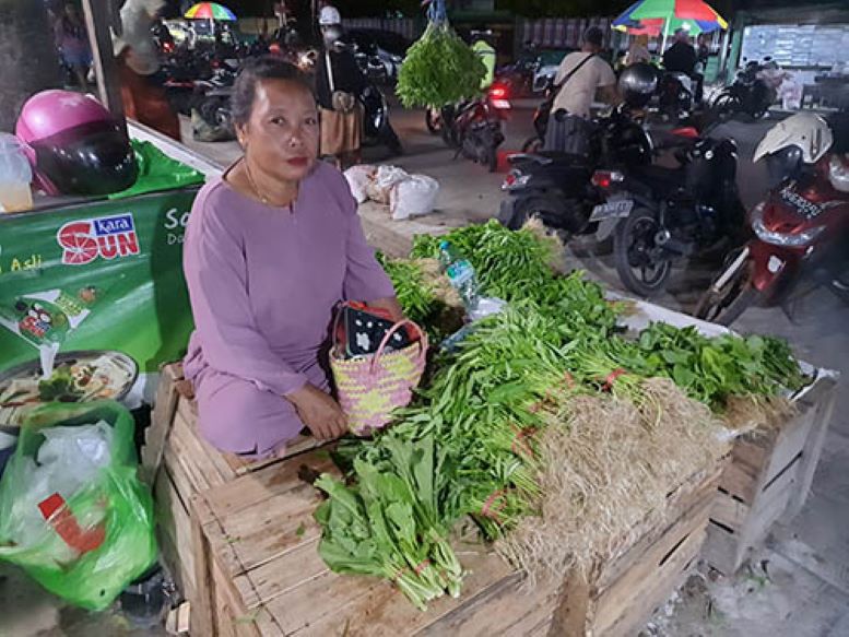 TERDAMPAK: Pedagang sayur di Pasar Tradisional Sampit mengeluhkan tingginya harga jual sayur di tingkat petani, Kamis (14/3/2024) malam. (HENY/RADAR SAMPIT)