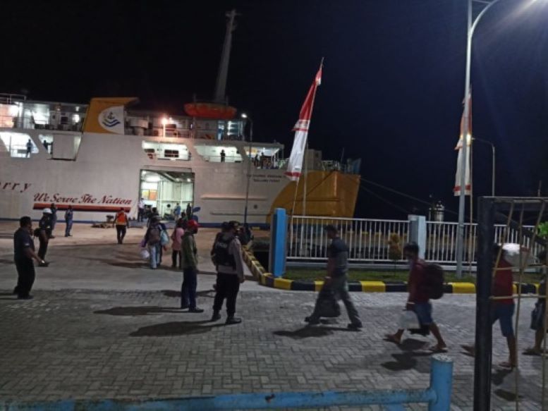 MENINGKAT: Bulan Ramadan mulai terjadi peningkatan penumpang kapal melalui Pelabuhan Panglima Utar Kumai. Sejumlah penumpang saat antre memasuki kapal milik PT. DLU (ISTIMEWA/RADAR PANGKALAN BUN)