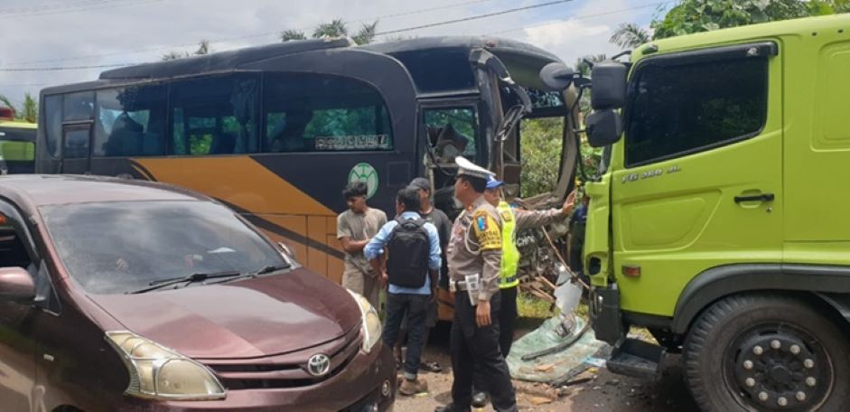 RUSAK: Bus sekolah yang rusak berat setelah dihantam truk pengangkut CPO di jalan Trans Kalimantan km 8, Kabupaten Lamandau, Selasa (5/3/2024). (Istimewa)