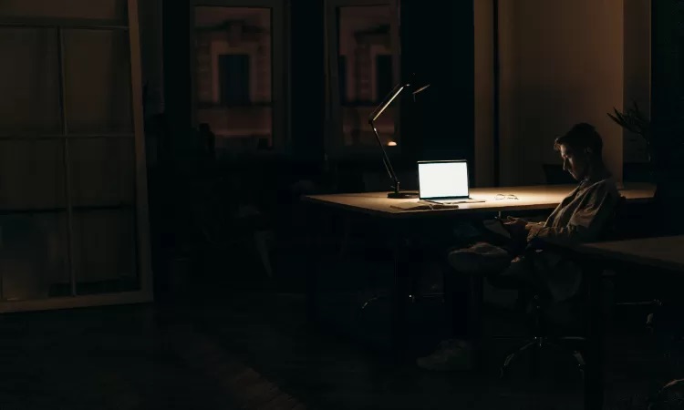 Ilustrasi bekerja pada malam hari (Pexels)