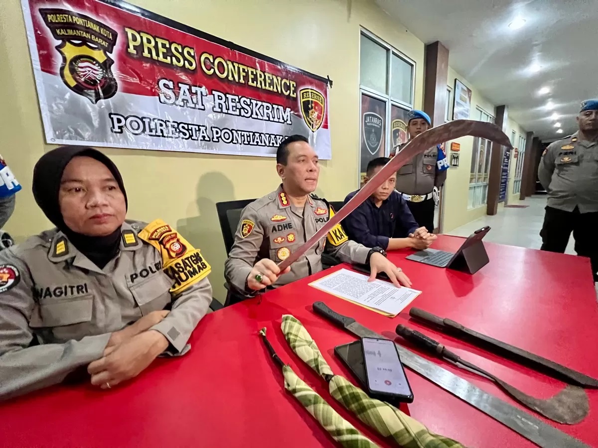 Kapolresta Pontianak, Kombes Pol Adhe Hariadi menunjukkan barang bukti senjata tajam yang disita dari anak-anak yang dirazia. (Meidy Khadafi)