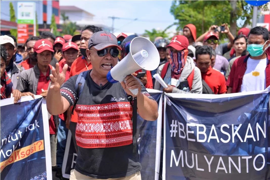 Perwakilan Aliansi Buruh PT. Duta Palma Group saat melakukan orasi di depan Kejaksaan Negeri Pontianak. (ARIEF NUGROHO/PONTIANAK POST )