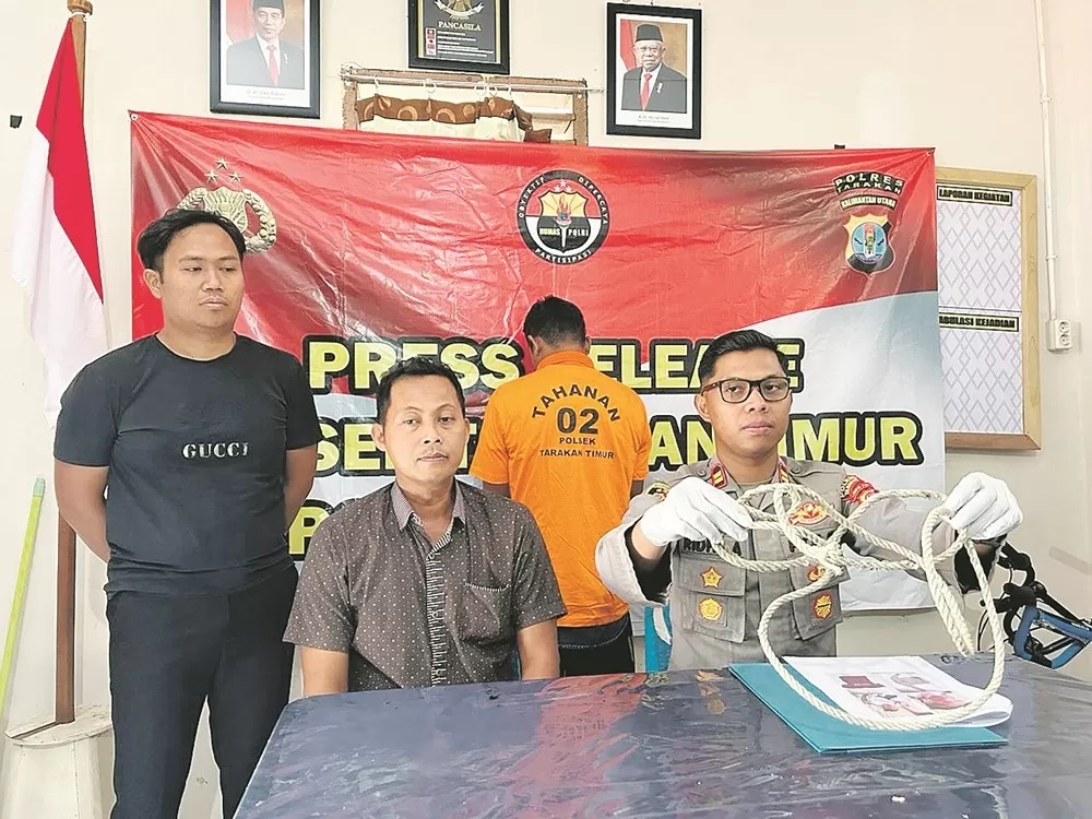 PENGEROYOKAN: Pelaku dan barang bukti berupa tali yang digunakan untuk untuk melakukan aksi pengeroyokan diamankan pihak kepolisian. FOTO: ELIAZAR/RADAR TARAKAN