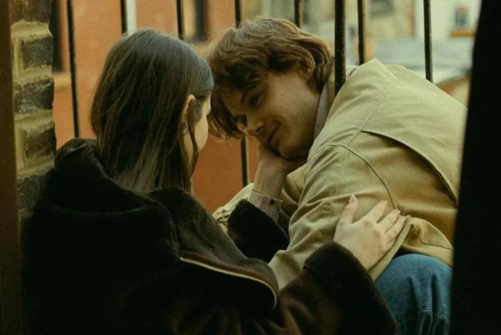 Ilustrasi pria yang menatap perempuan yang disukainya dengan sangat dalam./(Pinterest/Milesleavphoto)