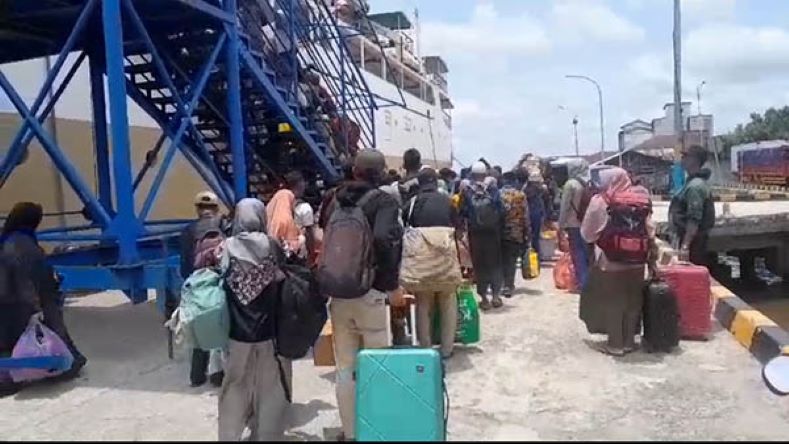 PELAYARAN : Penumpang bergantian masuk ke dalam kapal yang bersandar di pelabuhan Panglima Utar Kumai, Pangkalan Bun, belum lama ini. (ISTIMEWA/RADAR PANGKALAN BUN)