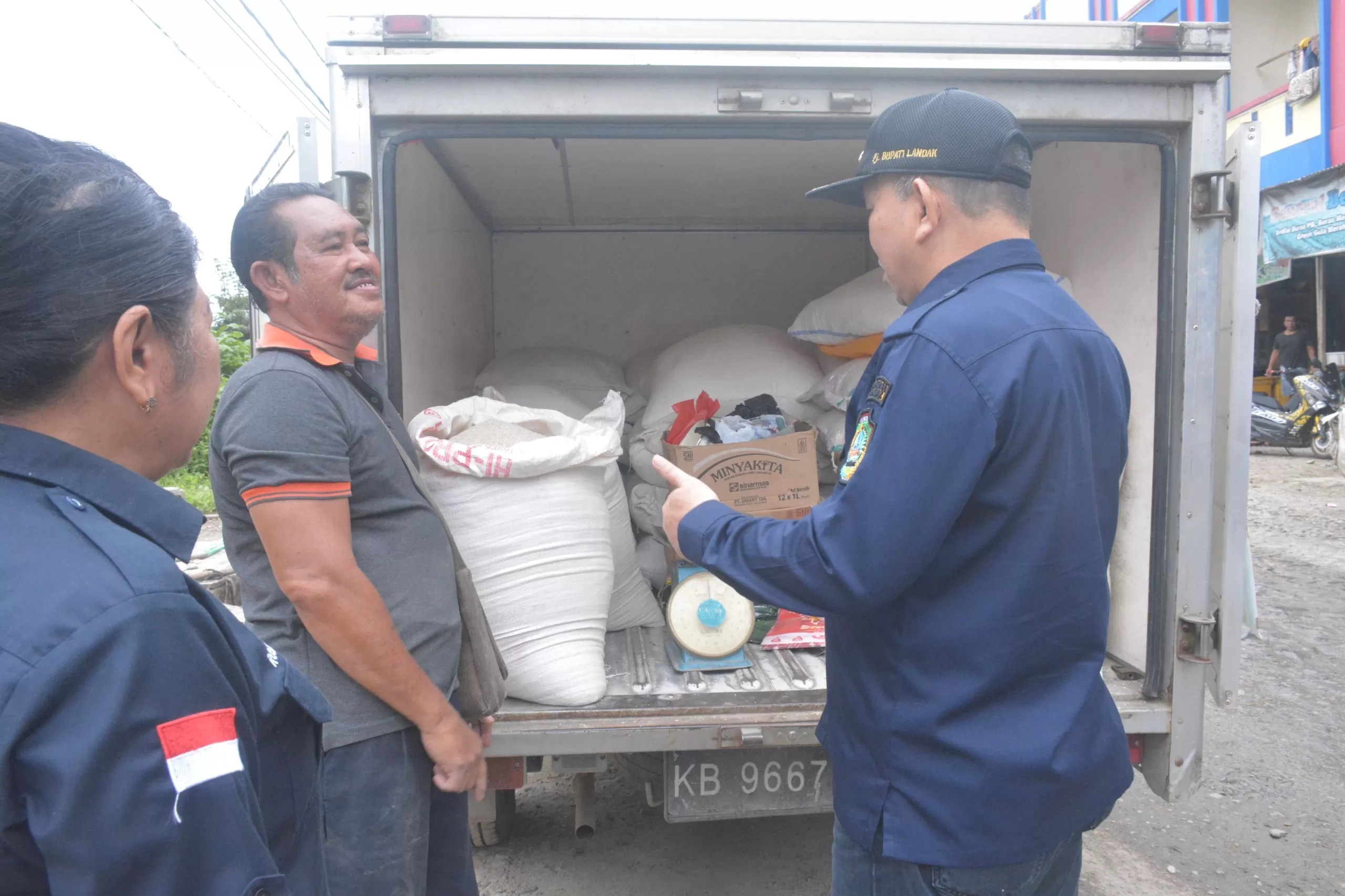 Pj Bupati Landak Samuel berbincang dengan seorang pedagang yang menjual beras lokal asli Kabupaten Landak di Pasar Rakyat Landak, beberapa waktu lalu. (MIFTAHUL KHAIR/PONTIANAK POST)