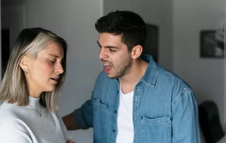 Temperamen merupakan salah satu tanda bahwa pasanganmu adalah pecundang dalam hubungan. (freepik)