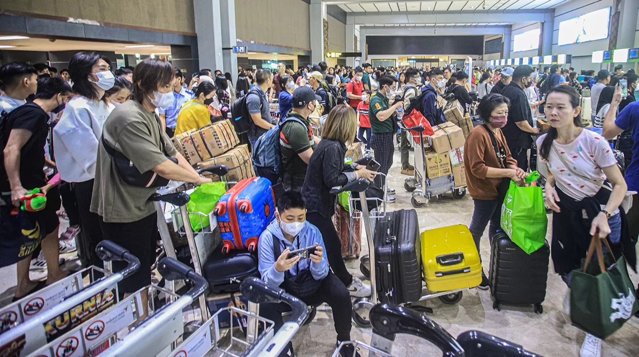 ILUSTRASI: Sejumlah calon penumpang pesawat mengantre di gate check-in Terminal 2, Bandara Soekarno-Hatta, Tangerang.
