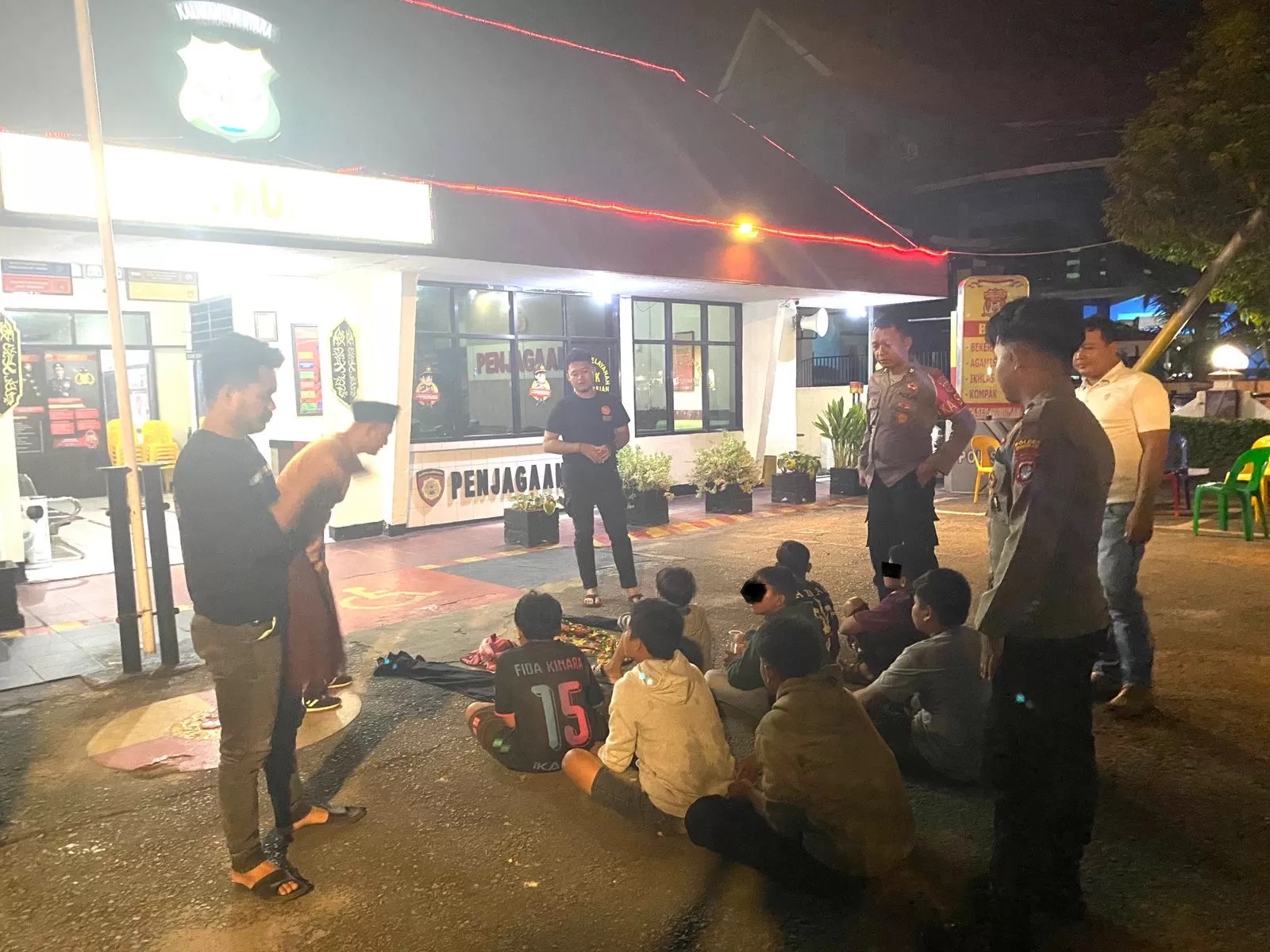 Sejumlah anak yang diduga melakukan tawuran perang sarung dibawa ke Polsek Nunukan untuk diberikan pembinaan.