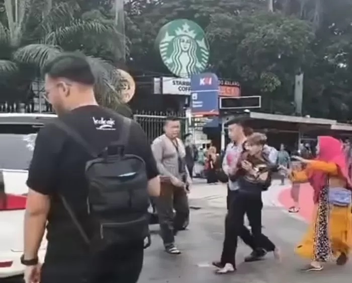 Viral di media sosial pelaku jambret terpeleset saat melakukan aksinya di kawasan Gambir, Jakarta Pusat. Peristiwa itu diketahui terjadi pada Sabtu (16/3) sore kemarin (Instagram @lensa_berita_jakarta