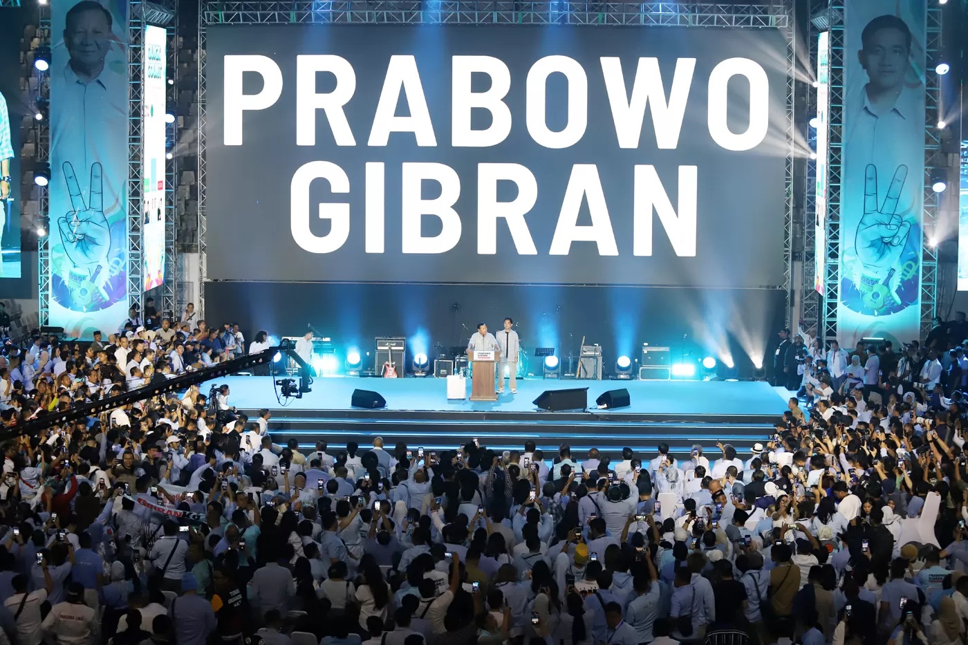 Calon presiden dan calon wakil presiden nomor urut 2 Prabowo Subianto dan Gibran Rakabuming Raka menyampaikan pidato pada acara pemantauan hasil quick count di Istora Senayan, Jakarta (14/2/2024)