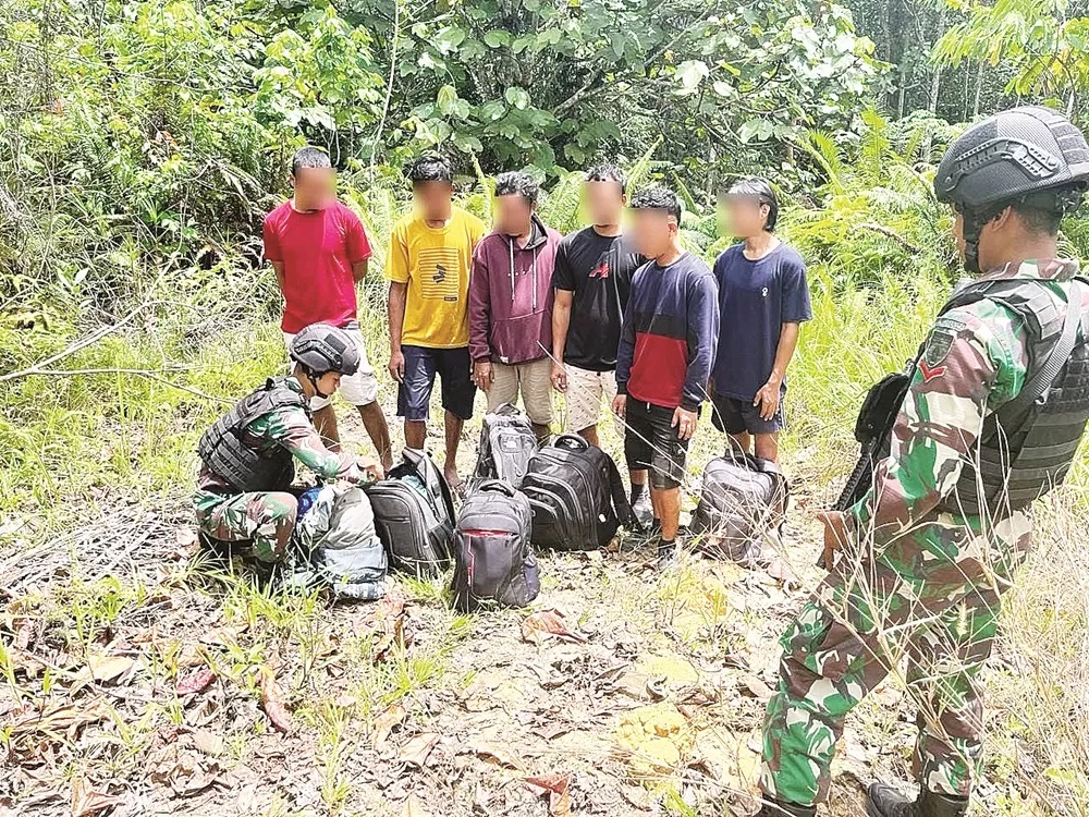 JALUR ILEGAL: Satgas Pamtas Batalyon Arhanud 8/MBC menemukan 6 orang PMI ilegal dari Malaysia di jalan lintas provinsi tepatnya Desa Sekaduyan Taka, Kecamatan Sei Menggaris pada Kamis (14/3).