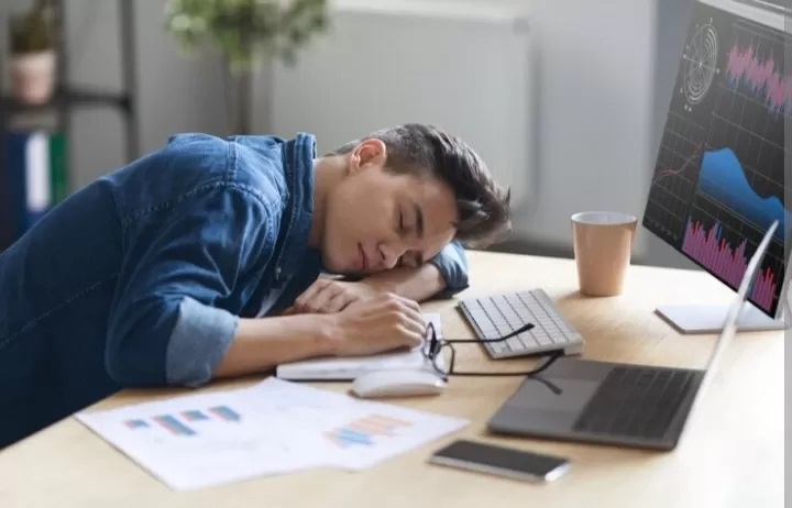 ilustrasi tidur saat bekerja