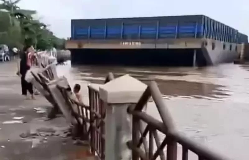 Tongkang yang tabrak pemukiman.