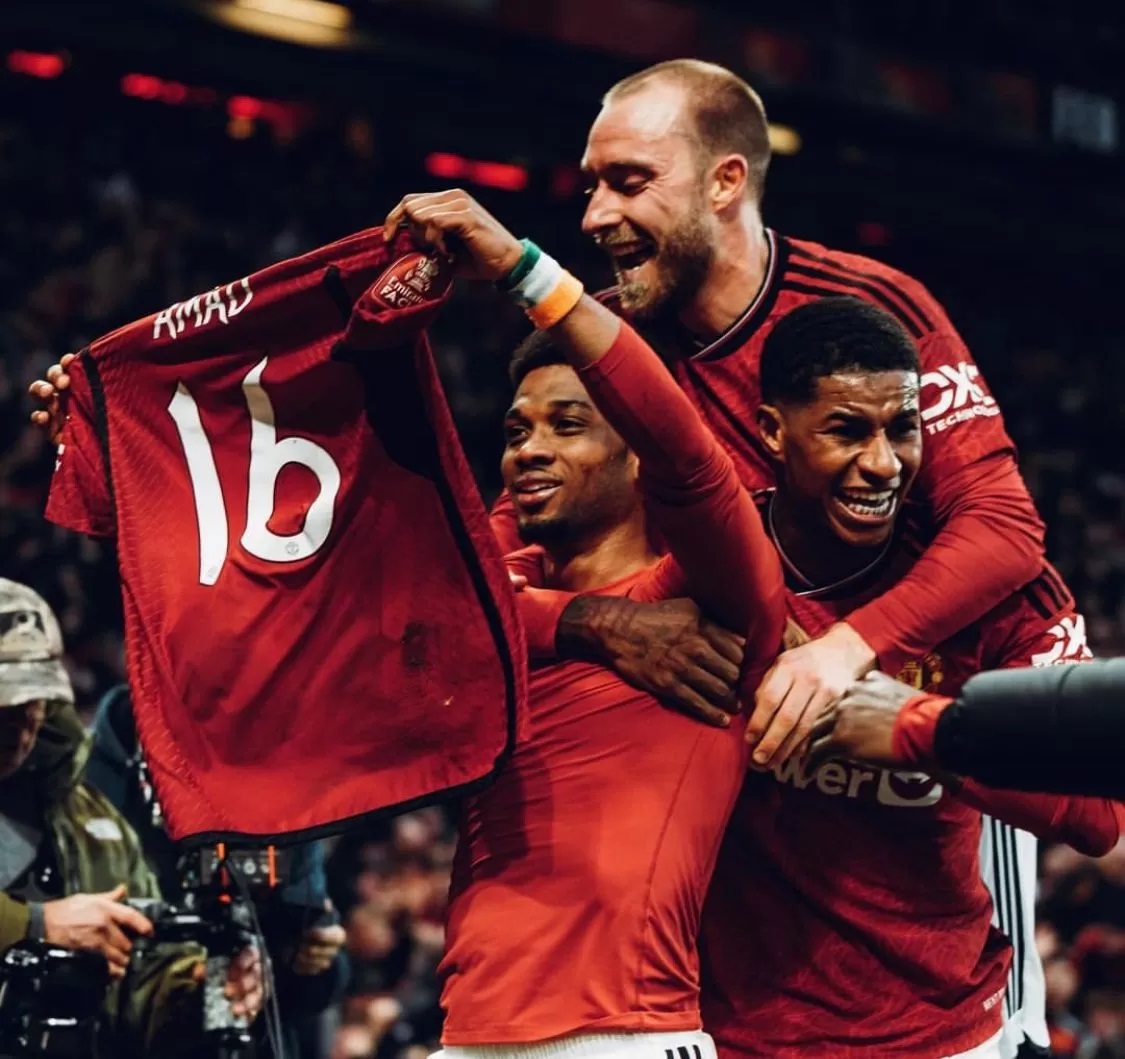 Selebrasi Amad Diallo saat mencetak gol dramatis.