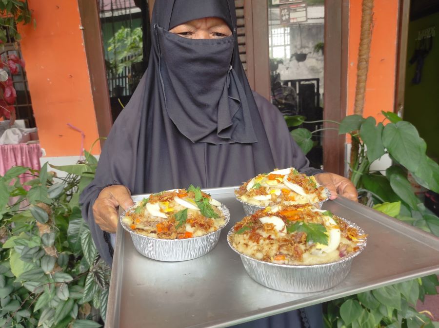 KHAS RAMADAN: Siti Musriani menunjukkan ipau, kuliner khas Banjarmasin yang hanya dibuatnya saat Ramadan.