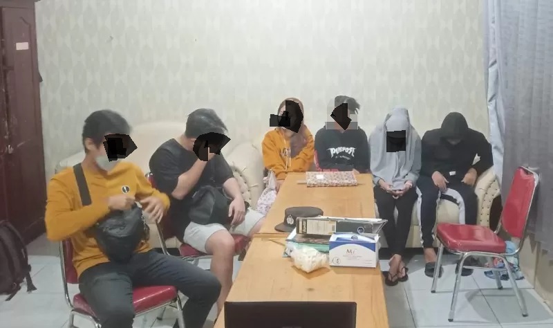 MALU: Pasangan bukan suami istri yang diamankan di Mapolsek Bantim. (FOTO: POLSEK BANJARMASIN TIMUR UNTUK RADAR BANJARMASIN)