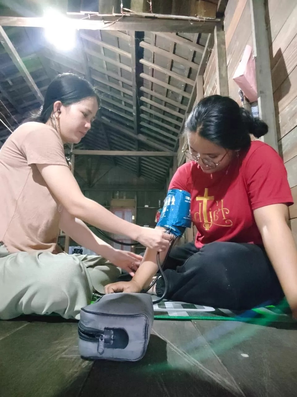 BIASA JEMPUT BOLA: Sri Sahayu tak hanya melayani pasiennya di Puskesmas Pembantu Kampung Jelmu Sibaq, Kubar. Tapi juga mendatangi rumah warga yang memerlukan perawatan.