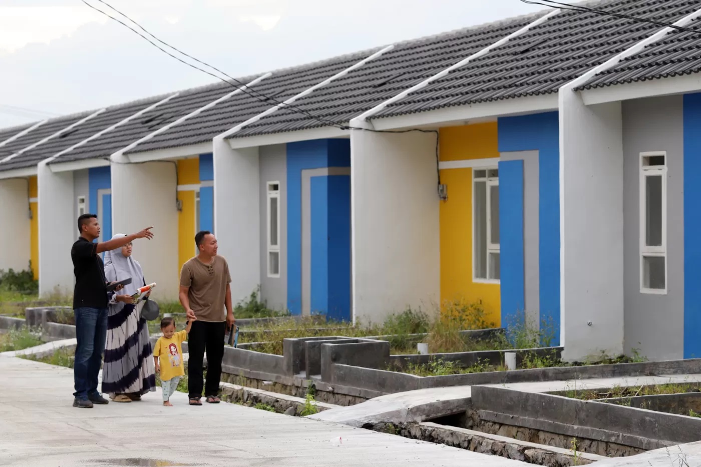 Sales marketing saat menjelaskan KPR rumah subsidi dibeli di kawasan Parung Panjang, Bogor, Jawa Barat. (DERY RIDWANSAH/ JAWAPOS.COM)